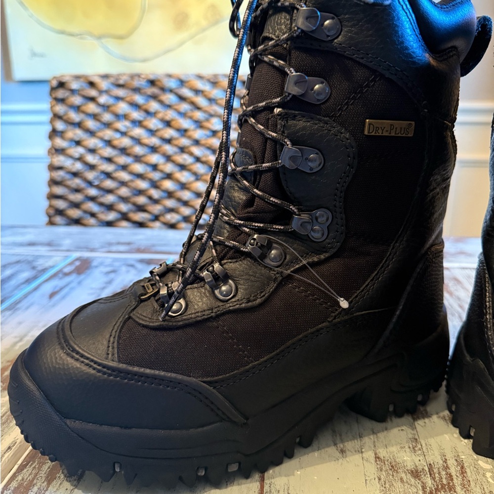 Women’s Cabelas thinsulate Ultra Inferno. Size 6D. New.